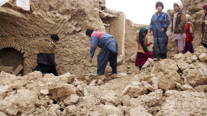 Gempa bumi berkekuatan Magnitudo 5,3 mengguncang Afghanistan, Senin (17/1) waktu setempat. Selain menewaskan 26 orang, gempa juga mengakibatkan rumah rusak.