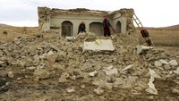 Sebuah rumah di Badghis, Afghanistan, ambruk tak kuat menanahan guncangan gempa M 5,3. Tempat ini berada sekitar 500 km sebelah barat Ibu Kota Kabul.