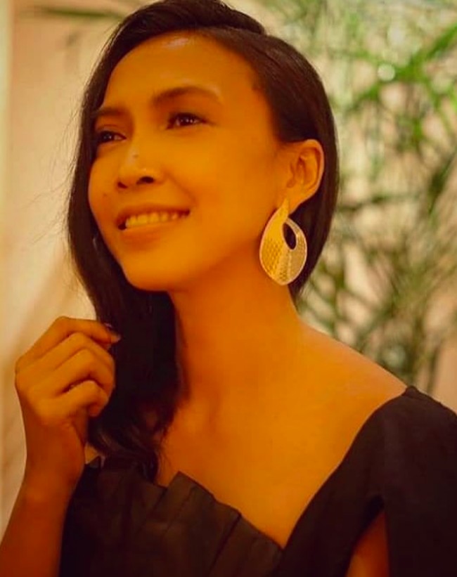 Ruth berhasil membangun karakter mbok Tun dengan aksen medok Jawa yang kental. Tapi nyatanya, kehidupan kesehariannya sangat berbeda dari peran-peran yang dimainkan. Foto: dok. Instagram/@ruthmarini18