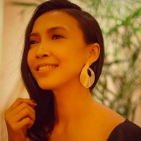 Ruth berhasil membangun karakter mbok Tun dengan aksen medok Jawa yang kental. Tapi nyatanya, kehidupan kesehariannya sangat berbeda dari peran-peran yang dimainkan. Foto: dok. Instagram/@ruthmarini18