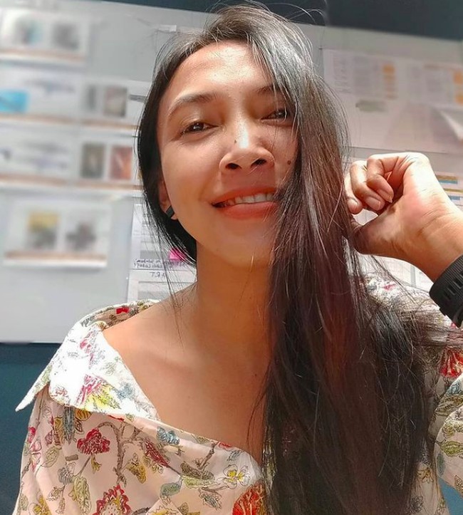 Aktris 37 tahun itu pun lebih sering mengurai rambutnya. Ruth Marini punya wajah manis khas wanita Indonesia.  Foto: dok. Instagram/@ruthmarini18