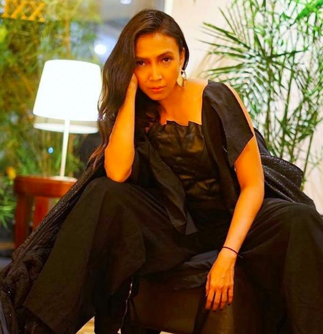 Mbok Tun yang diperankan oleh aktris bernama Ruth Marini itu adalah sosok yang sederhana di kehidupan kesehariannya. Namun jelas penampilannya tampak kontras saat menjadi mbok Tun dengan seragam ART dan gaya Ruth Marini yang lebih sering tampil casual.Foto: dok. Instagram/@ruthmarini18