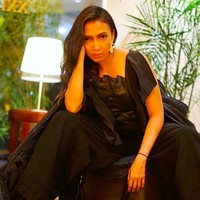 Mbok Tun yang diperankan oleh aktris bernama Ruth Marini itu adalah sosok yang sederhana di kehidupan kesehariannya. Namun jelas penampilannya tampak kontras saat menjadi mbok Tun dengan seragam ART dan gaya Ruth Marini yang lebih sering tampil casual.Foto: dok. Instagram/@ruthmarini18