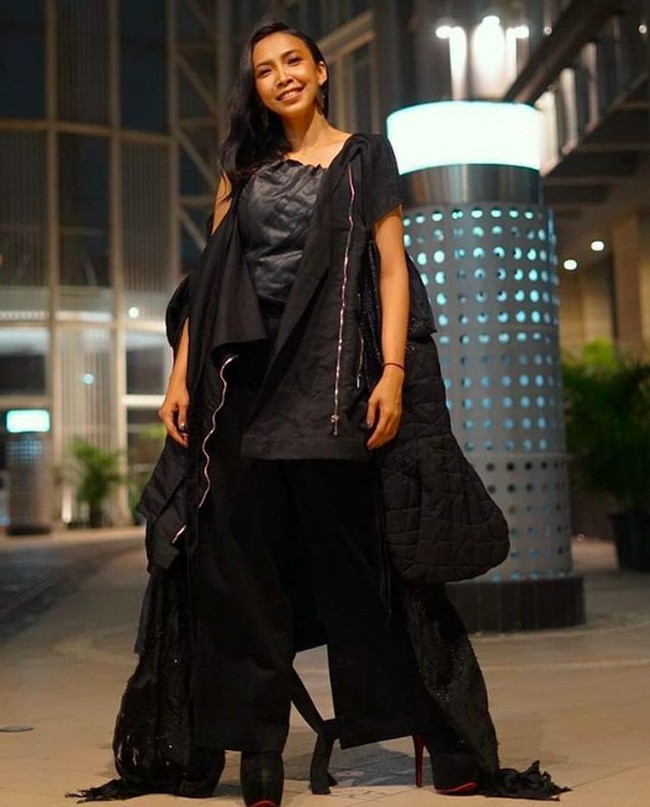 Di kesempatan tertentu, Ruth Marini tampil glamour. Seperti penampilannya di foto ini mengenakan pakaian serba hitam dengan vest berpotongan asimetris.  Foto: dok. Instagram/@ruthmarini18