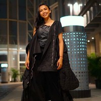 Di kesempatan tertentu, Ruth Marini tampil glamour. Seperti penampilannya di foto ini mengenakan pakaian serba hitam dengan vest berpotongan asimetris.  Foto: dok. Instagram/@ruthmarini18