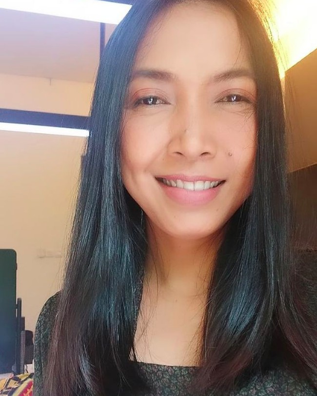 Sejumlah pemeran di Layangan Putus kini ikut menjadi sorotan. Tidak hanya pemeran utamanya, namun juga pemeran asisten rumah tangganya pun ikut mencuri atensi. Salah satunya adalah mbok Tun yang merupakan ART di rumah Kinan dan Aris. Dikenal sebagai sosok lembut, lucu dan perhatian terhadap seluruh anggota keluarga, akting mbok Tun dengan logat Jawa yang kental pun jadi perhatian banyak orang. Seperti inilah penampilan ‘mbok Tun’ di kesehariannya. Foto: dok. Instagram/@ruthmarini18