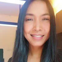 Sejumlah pemeran di Layangan Putus kini ikut menjadi sorotan. Tidak hanya pemeran utamanya, namun juga pemeran asisten rumah tangganya pun ikut mencuri atensi. Salah satunya adalah mbok Tun yang merupakan ART di rumah Kinan dan Aris. Dikenal sebagai sosok lembut, lucu dan perhatian terhadap seluruh anggota keluarga, akting mbok Tun dengan logat Jawa yang kental pun jadi perhatian banyak orang. Seperti inilah penampilan ‘mbok Tun’ di kesehariannya. Foto: dok. Instagram/@ruthmarini18