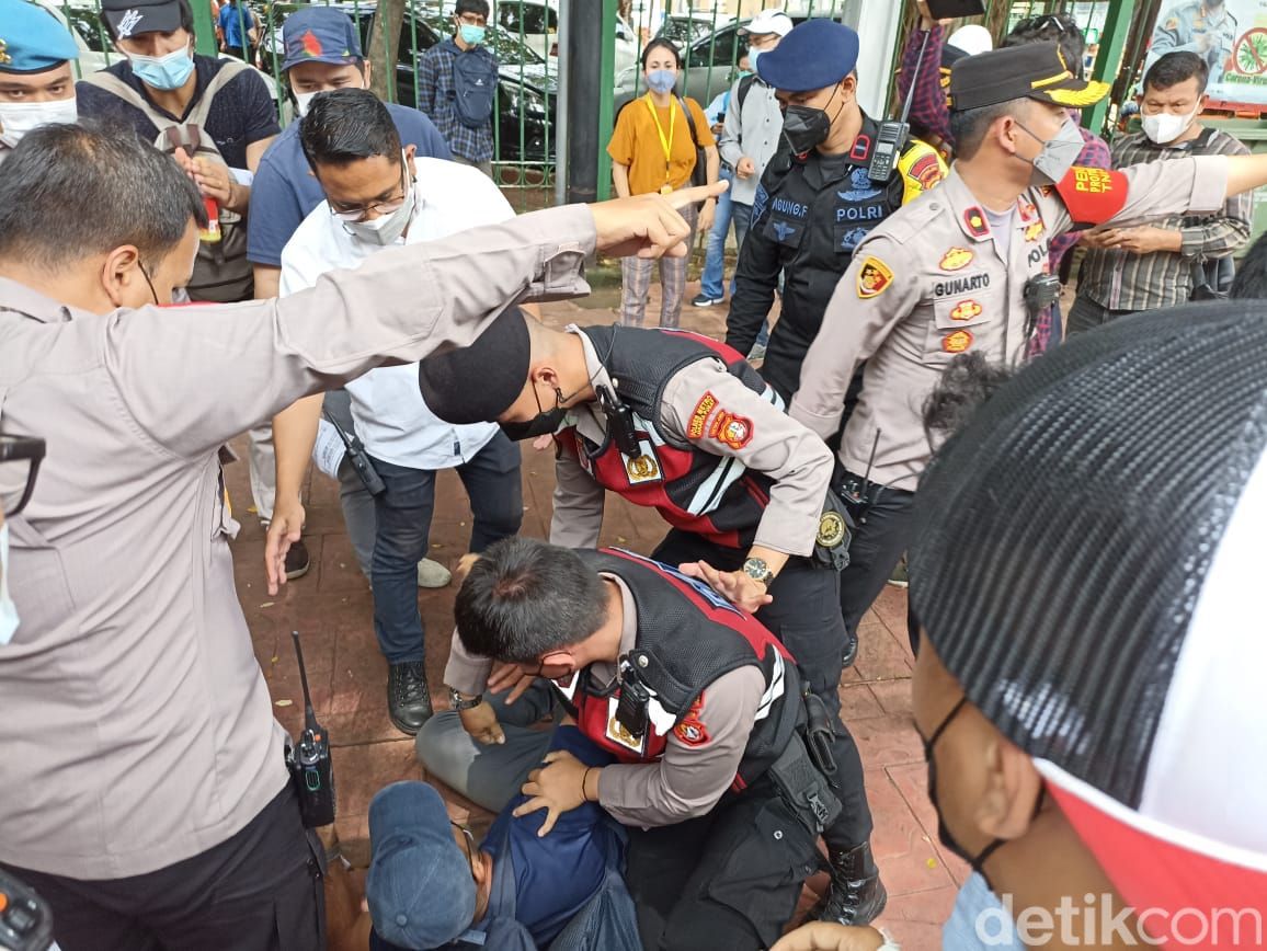 Sejumlah pengungsi Afghanistan yang hendak long march ke kantor Amnesty Internasional Indonesia terlibat kericuhan dengan polisi (Wildan Noviansah/detikcom)