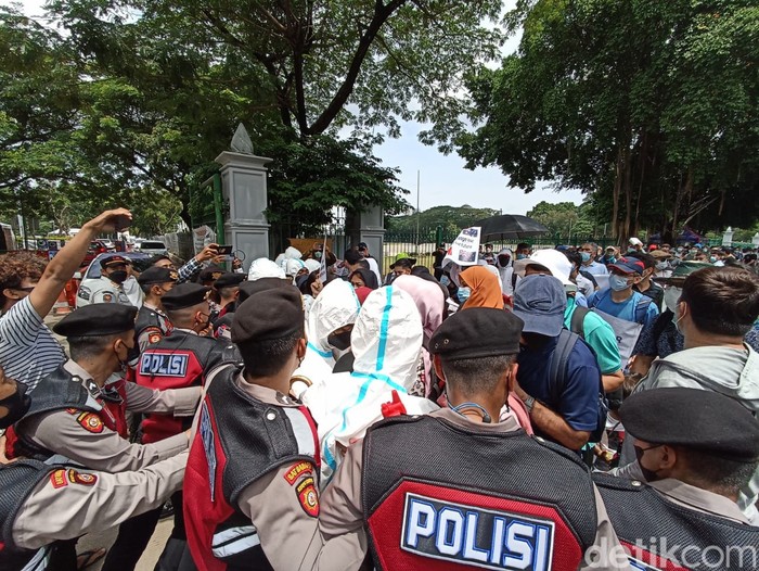 Sejumlah pengungsi Afghanistan yang hendak long march ke kantor Amnesty Internasional Indonesia terlibat kericuhan dengan polisi (Wildan Noviansah/detikcom)