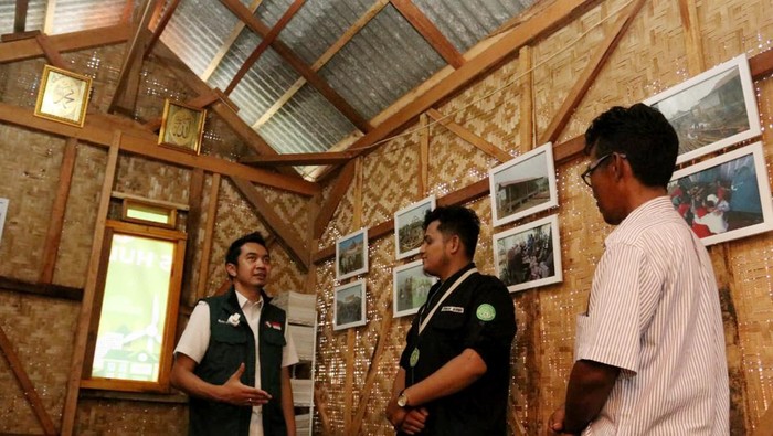 Warga Pantai Sederhana menyambut gembira akan diresmikannya Sekolah Sungai di Kampung Muara Gembong, Desa Pantai Sederhana, Kabupaten Bekasi, Jawa Barat. Ini bentuknya.