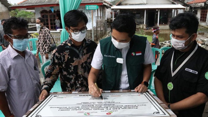 Warga Pantai Sederhana menyambut gembira akan diresmikannya Sekolah Sungai di Kampung Muara Gembong, Desa Pantai Sederhana, Kabupaten Bekasi, Jawa Barat. Ini bentuknya.