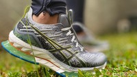 Ada dua teknologi baru disematkan di sepatu ini, namanya propulsion plate PEBAX™ serta teknologi bantalan FF BLAST™ PLUS pada midsolenya. Dua fitur utama ini dapat meminimalisir terjadinya guncangan saat berlari, sekaligus memberikan kenyamanan, sehingga pengguna dapat merasakan pendaratan yang mulus dan empuk pada setiap langkahnya. (Foto: Resha Pratama/detikSport)