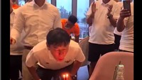 Kedekatan mereka terlihat pada momen di mana Shin Tae-yong berulang tahun. Saat itu, Shin Tae-yong diberikan kejutan kue ultah dari para pemain. Foto: Instagram @shintaeyong7777
