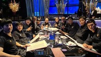 Sebagai pelatih, Shin Tae-yong selalu bersikap tegas dengan para pesepak bola. Namun di samping itu, ia dan anak buahnya memiliki hubungan yang dekat. Foto: Instagram @shintaeyong7777