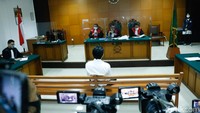 Dia terlihat duduk sendiri di bangku panjang di ruang sidang mendengarkan putusan majelis hakim. (Foto: Noel/detikcom)  