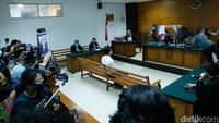 Tidak hanya itu, Gaga Muhammad juga diwajibkan membayar denda Rp10 juta yang apabila tidak dibayarkan akan diganti kurangan 2 bulan penjara. (Foto: Noel/detikcom)  