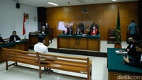 Gaga Muhammad menghadiri sidang dengan kemeja putih dan celana hitam seperti biasanya. (Foto: Noel/detikcom)  