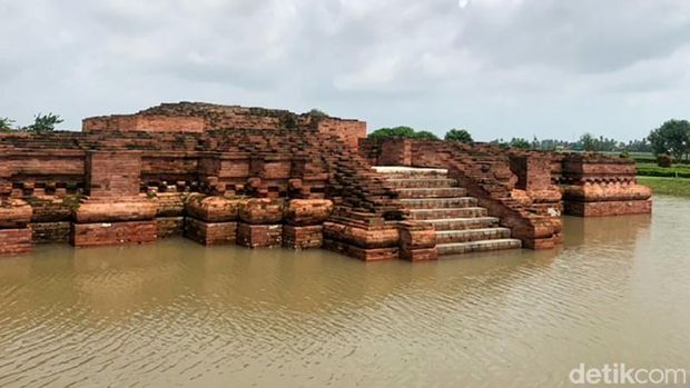 Candi Blandongan dan Jiwa di Kawasan Percandian Batujaya Karawang masih terendam banjir akibat intensitas hujan tinggi dan adanya luapan air irigasi Desa Segaran.