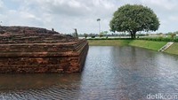 Meski terendam, pihak pengelola masih membuka wisata cagar budaya tersebut dengan pembatasan pengunjung sebanyak 40 persen.