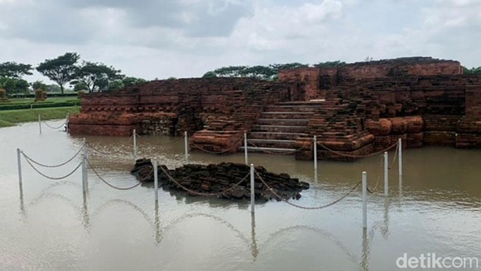 Situs Percandian Batujaya Karawang Terendam Banjir Candi Blandongan dan Jiwa di Kawasan Percandian Batujaya Karawang masih terendam banjir akibat intensitas hujan tinggi dan adanya luapan air irigasi Desa Segaran.