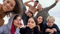 Potret Sonia Ben Ammar dengan para bintang muda di Scream (2022). (Foto: dok. Instagram @itsnotsonia)  
