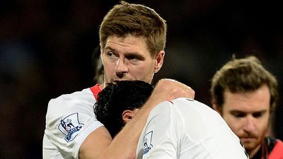 Nostalgia Luis Suarez Menangis dalam Dekapan Steven Gerrard