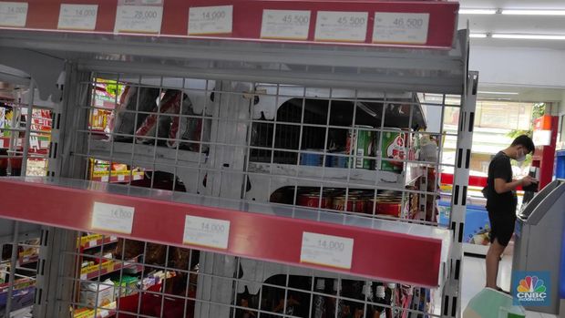 Stok Penjualan Minyak Goreng Rp14.000 yang kosong di Alfamart Praja Dalam (CNBC Indonesia/Andrean Kristianto)