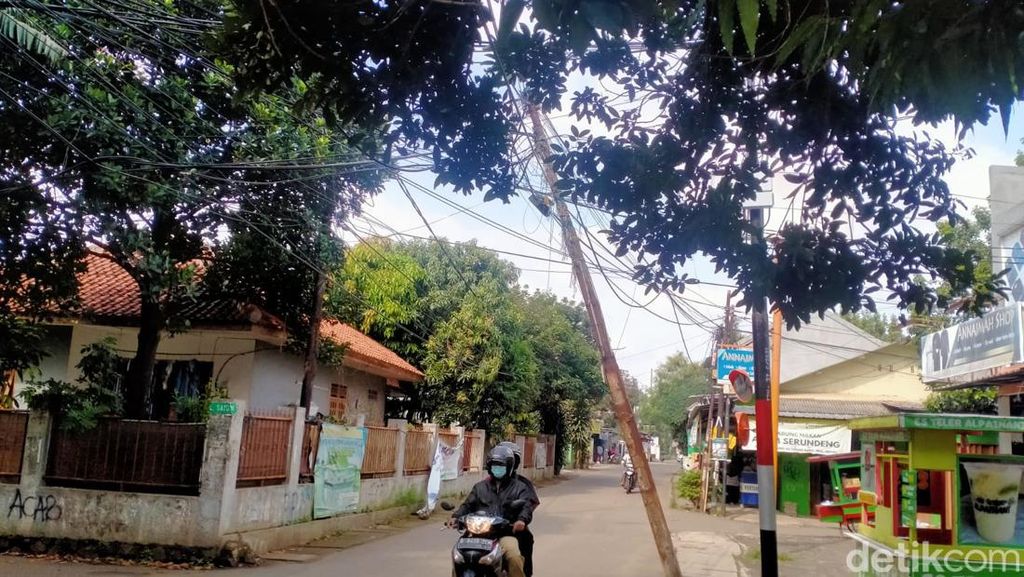Telkom Upayakan Cabut Tiang Miring Ganggu Lalin di Depok
