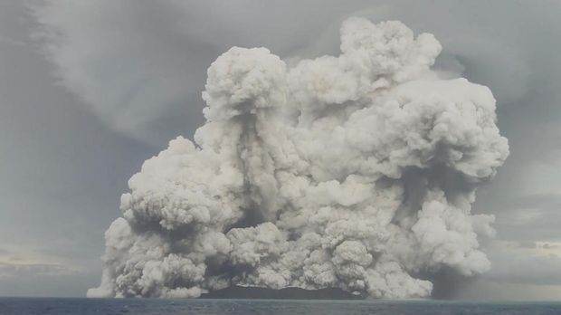 An eruption occurs at the underwater volcano Hunga Tonga-Hunga Ha'apai off Tonga, January 14, 2022 in this screen grab obtained from a social media video. Video recorded January 14, 2022. Tonga Geological Services/via REUTERS THIS IMAGE HAS BEEN SUPPLIED BY A THIRD PARTY. MANDATORY CREDIT. NO RESALES. NO ARCHIVES.