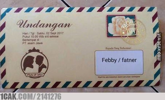 Ada baiknya sebelum dikirim penulisan nama tamu di undangan pernikahan di cek terlebih dahulu. Dan kalau nggak yakin sama tulisan bahasa Inggrisnya, mending pakai bahasa Indonesia aja deh.. Foto: 1cak.com