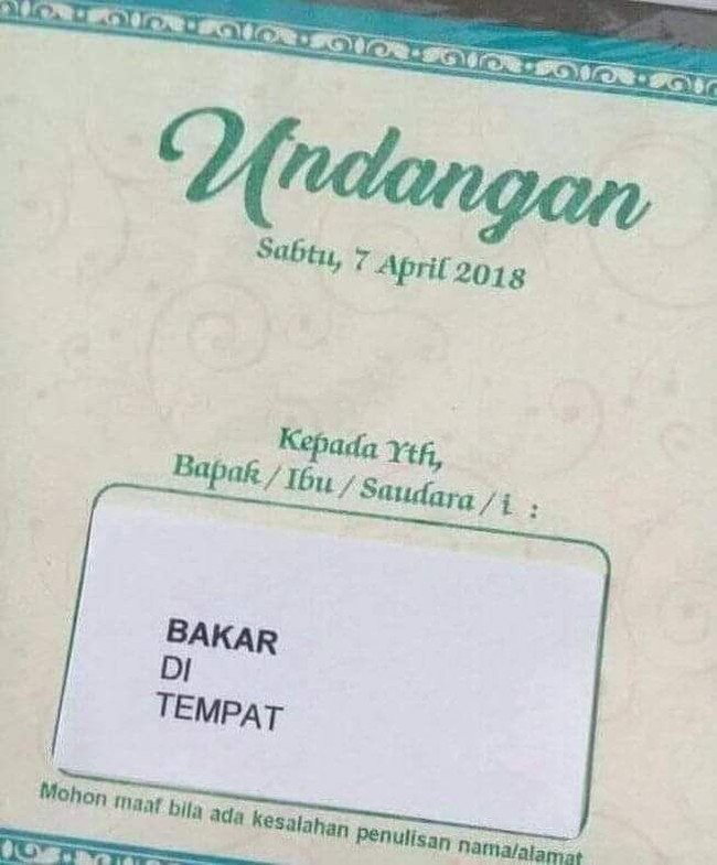 Ketika nama tamunya adalah Bapak Bakar maka penulisannya jadi Bakar di tempat. Sekilas jadi terdengar agak menyeramkan yaa.. Foto: Twitter/@safirawwww