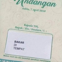 Ketika nama tamunya adalah Bapak Bakar maka penulisannya jadi Bakar di tempat. Sekilas jadi terdengar agak menyeramkan yaa.. Foto: Twitter/@safirawwww
