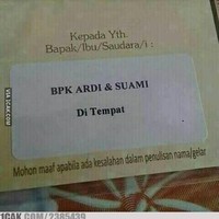 Sepertinya ada yang salah dalam penulisan nama tamu di undangan pernikahan ini. Mungkin seharusnya bapak Ardi dan istri, bukan suami deh.. Foto: 1cak.com