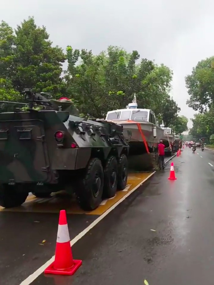 Video sejumlah kendaraan taktis (rantis) berkelir loreng dan perahu motor cepat (speedboat) berbaris di sekitar Monas viral di medsos. (Screenshot video viral)