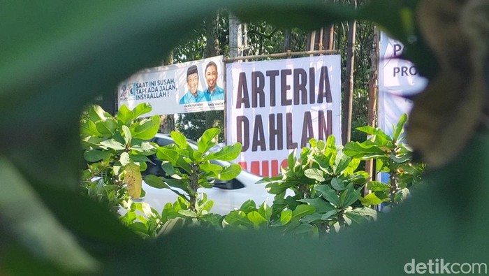 Baliho bertuliskan ARTERIA DAHLAN MUSUH ORANG SUNDA mejeng di Kota Bandung, tepatnya di pertigaan Jalan Diponegoro di dekat Gedung Sate pada Rabu (19/1/2021).