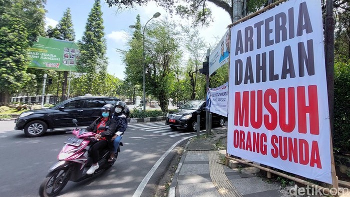 Baliho bertuliskan ARTERIA DAHLAN MUSUH ORANG SUNDA mejeng di Kota Bandung, tepatnya di pertigaan Jalan Diponegoro di dekat Gedung Sate pada Rabu (19/1/2021).