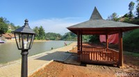 Sejumlah joglo atau saung menghiasi sejumlah titik tepi danau. Joglo itu bisa dimanfaatkan untuk pengunjung beristirahat. Foto: Dadang Hermansyah/detikcom