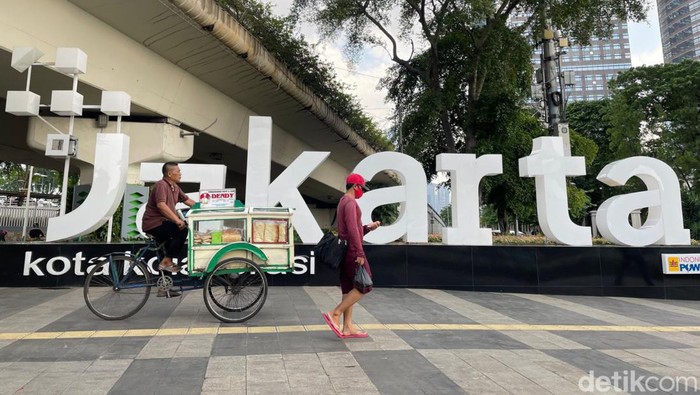 BMKG mengeluarkan seruan waspada terkait cuaca ekstrem di DKI Jakarta selama periode 19 hingga 21 Januari 2022 mendatang.