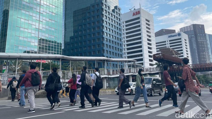 Waspada Cuaca Ekstrem di Jabodetabek BMKG mengeluarkan seruan waspada terkait cuaca ekstrem di DKI Jakarta selama periode 19 hingga 21 Januari 2022 mendatang.
