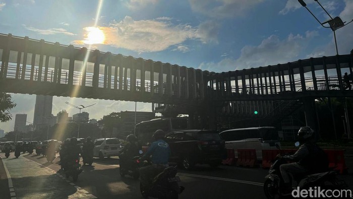 BMKG mengeluarkan seruan waspada terkait cuaca ekstrem di DKI Jakarta selama periode 19 hingga 21 Januari 2022 mendatang.