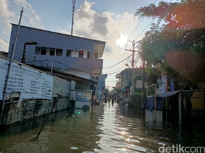 Wilayah RW 02, Tegal Alur, Kalideres, Jakbar masih terendam banjir. Diperkirakan 5.000 warga terdampak banjir. (Karin NS/detikcom)