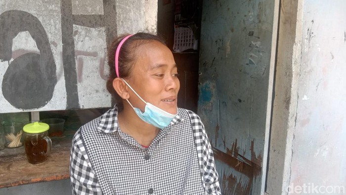 Yati, orang tua siswa smp di sidoarjo yang menunggak SPP