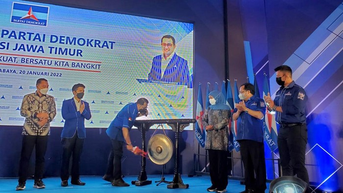 AHY Minta Kader Demokrat Jatim Terus Berkoaliasi dengan Rakyat Tak henti-hentinya ketum Partai Demokrat AHY mengingatkan dan meminta para kader demokrat di Jatim untuk selalu berkoalisi dengan rakyat.
