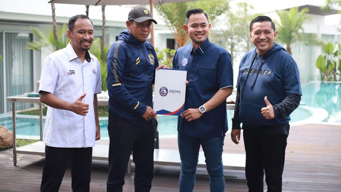 Presiden Arema FC Gilang Widya Pramana bertekad mengembangkan Akademi Arema. Sebagai langkah awal, pengusaha milenial ini menunjuk Joko Getuk Susilo sebagai Direktur Teknik Akademi Arema.