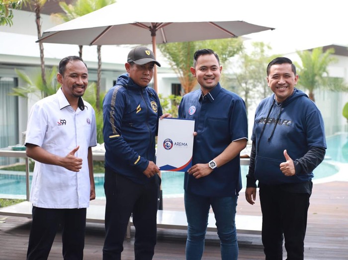 Presiden Arema FC Gilang Widya Pramana bertekad mengembangkan Akademi Arema. Sebagai langkah awal, pengusaha milenial ini menunjuk Joko Getuk Susilo sebagai Direktur Teknik Akademi Arema.