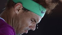 Keringat bercucuran dari petenis Spanyol, Rafael Nadal saat bermain melawan petenis Jerman, Yannick Hanfmann, dalam Australian Open 2022, di Melbourne, (19/1/2022)