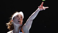 Petenis Prancis, Alize Cornet saat bermain melawan petenis Spanyol, Garbine Muguruza dalam Australian Open 2022, di Melbourne, (20/1/2022).
