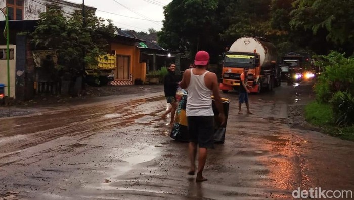 Jalan Banyuwangi - Situbondo surut meninggalkan lumpur.