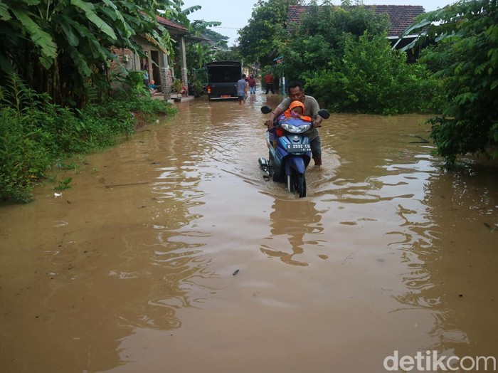 Banjir merendam Desa Golantepos Kecamatan Mejobo, Kabupaten Kudus, Kamis (20/1/2022).