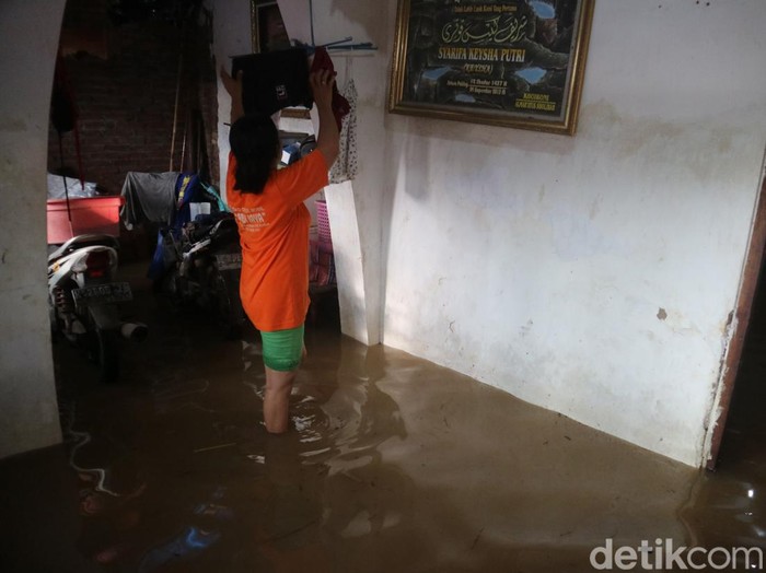Banjir merendam Desa Golantepos Kecamatan Mejobo, Kabupaten Kudus, Kamis (20/1/2022).